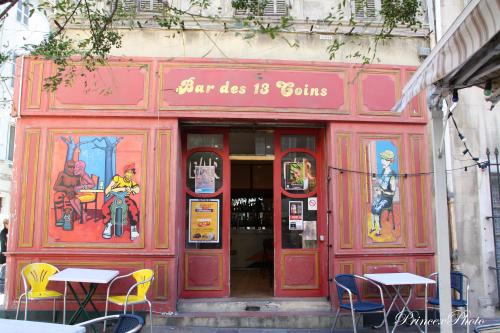 På café "Bar des 13 Coins" i Gamla Marseille
